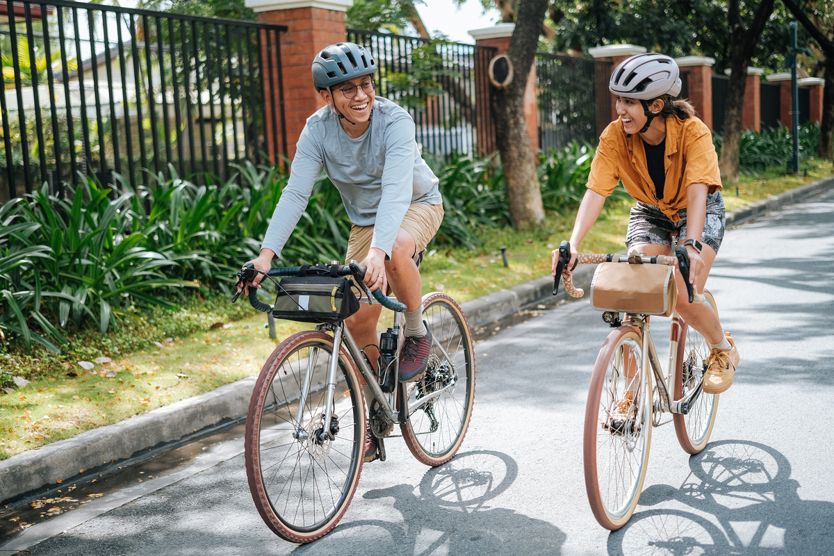 A young couple riding their bikes together in the city. Fahrradroute